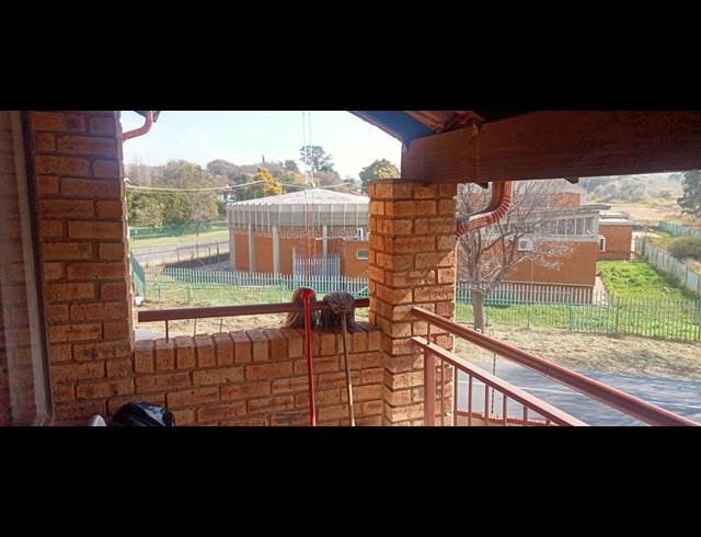 2 BEDROOM TOWNHOUSE FOR SALE IN CASTLEVIEW